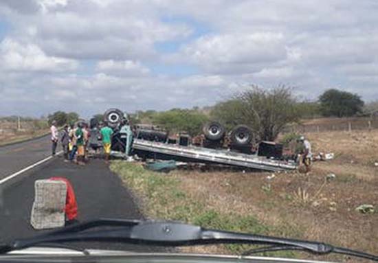 Motorista fica ferido após perder controle de caminhão e tombar na BR-423