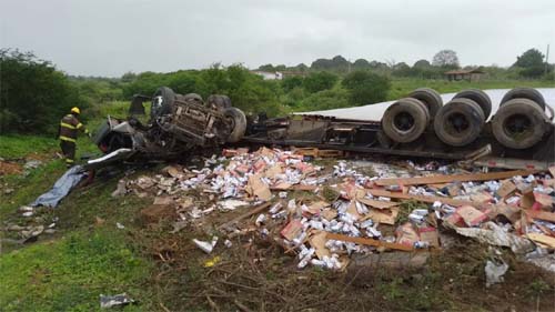 Tombamento de carreta deixa um morto e um ferido, na AL-115