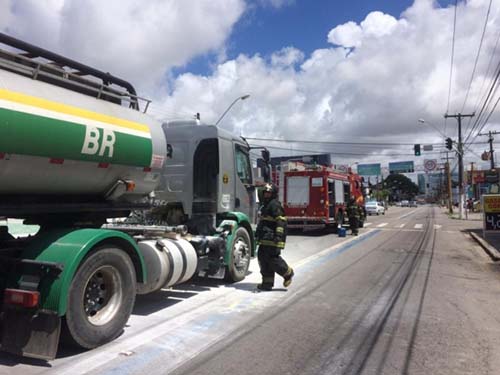 Caminhão-tanque com gasolina pega fogo no bairro do Farol