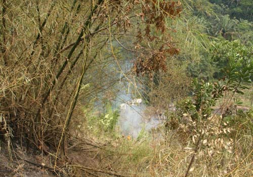 Caminhão tanque cai em ribanceira de 500m após colidir com carro na BR-101