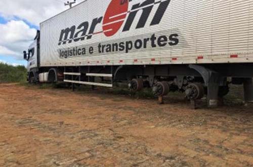 Caminhoneiro é amarrado dentro de cabine e tem pneus de carreta roubados em Arapiraca