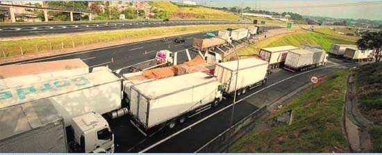 Entidades de caminhoneiros descartam nova greve, mas consumidores fazem fila em postos