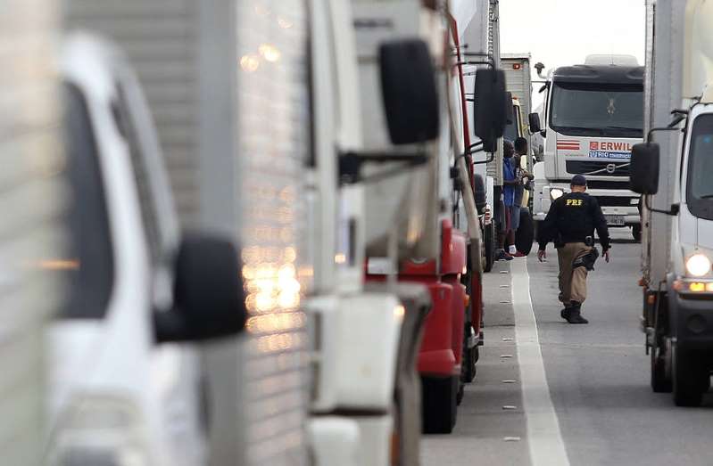 Caminhoneiros seguem divididos quanto à paralisação após decisão do STF