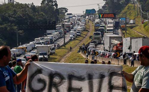 Com frequentes aumentos no combustível, caminhoneiros ameaçam fazer nova paralisação