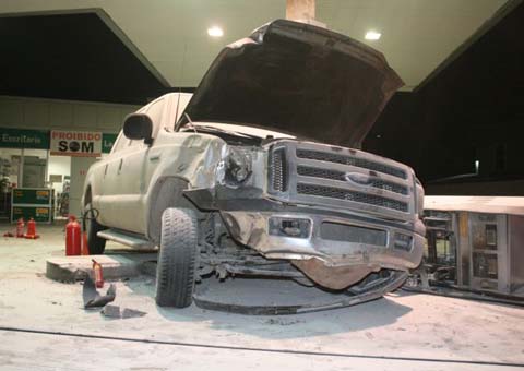 Carro guiado por menor bate em táxi, invade posto de combustível e incendeia