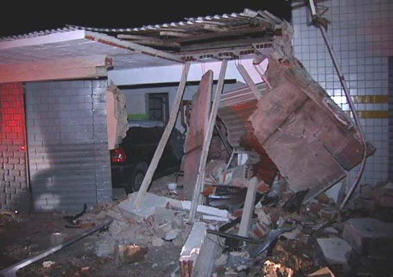Caminhonete capota e invade residência na AL-101 Norte