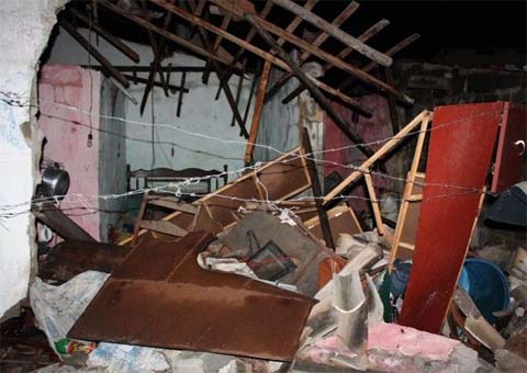 Caixa d'água desaba e destrói casas em Campo Alegre