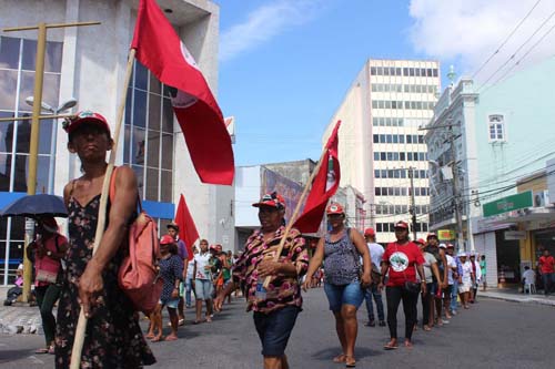 Camponesas realizam ato em defesa da Reforma Agrária em Maceió