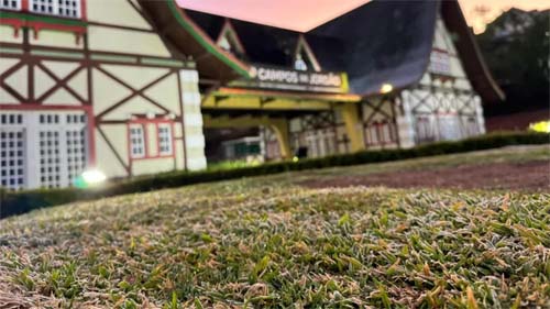 Campos do Jordão registra geada e atinge 1,3°C, novo recorde de frio em 2025