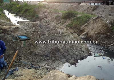 Quebra de cano de esgoto sanitário em estação de tratamento e obstrução de riacho provoca polêmica em União dos Palmares