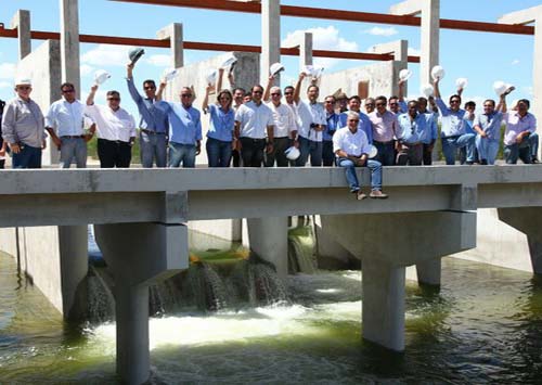 Governador confere a chegada da água no Canal do Sertão
