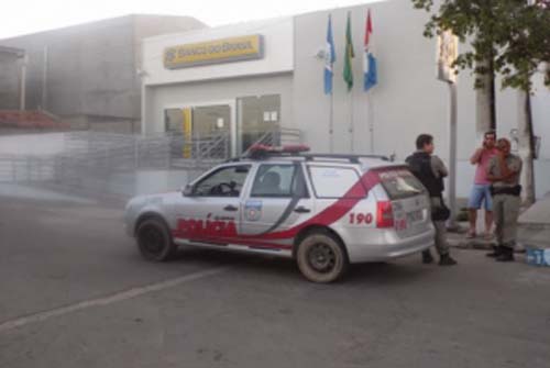 Assaltantes tentam roubar caixa eletrônico de agência