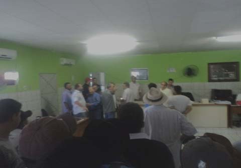 Prefeito invade sessão e obriga presidente da Câmara a receber documento