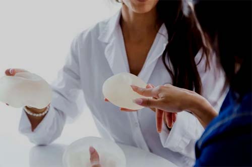 Câncer de mama raro associado a próteses é identificado por médicos brasileiros