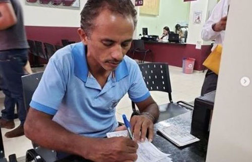 Autor da música 'Caneta Azul' prepara disco com produtor que gravou sucesso de Tiririca