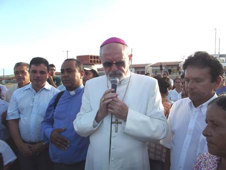 Tv Tribuna União - Dom Antonio Muniz, padres Iranjunio e Francisco, Prefeito de União Dr. Areski e comunidade católica lançam pedra fundamental da nova Igreja de Santa Luzia
