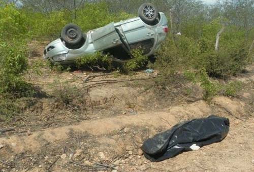 Capotamento deixa um ferido e outro morto em Delmiro Gouveia