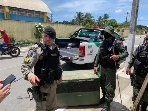 BPA e 5ª cia independente capturam jacaré dentro de casa em Marechal Deodoro