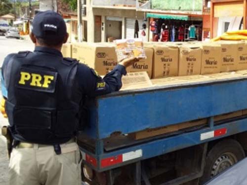 PRF recupera parte de carga saqueada após acidente em AL e prende receptador