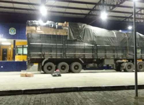 PRF apreende grande carga de mercadorias sem notas fiscais, na BR-423