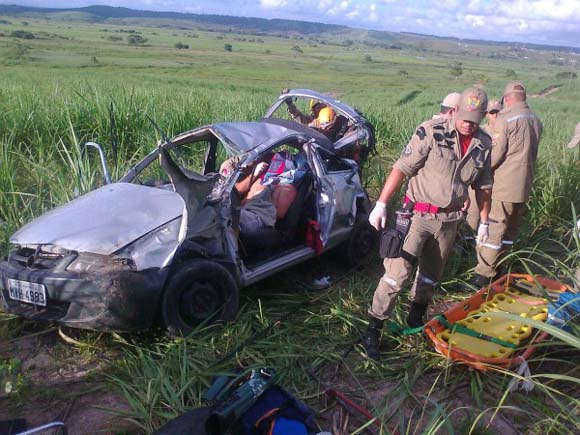 Acidente em Satuba deixa dois feridos e homem preso às ferragens