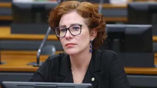 Foragida há um mês, Carla Zambelli é presa pela polícia na Itália