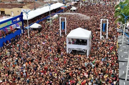 CarnaLaje paralisa Alagoas e reúne milhares de foliões no primeiro dia de mela-mela