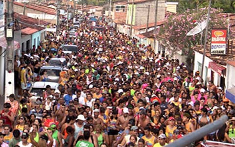 CarnaJequiá: Bloco “TamoJunto” distribui cerveja e arrasta multidão