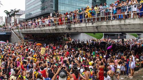 Reportagem sobre carnaval durante crise na Ucrânia revolta brasileiros
