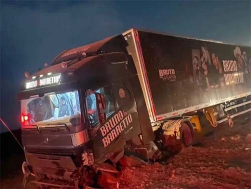 Carreta da dupla sertaneja Bruno e Barreto se envolveu em um acidente com uma vitíma fatal