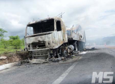 Carreta carregada com eletrodomésticos pega fogo na BR-423 em Água Branca 