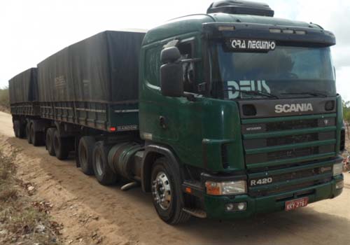 Carreta é encontrada abandonada na BR-316 em Palmeira dos Índios 