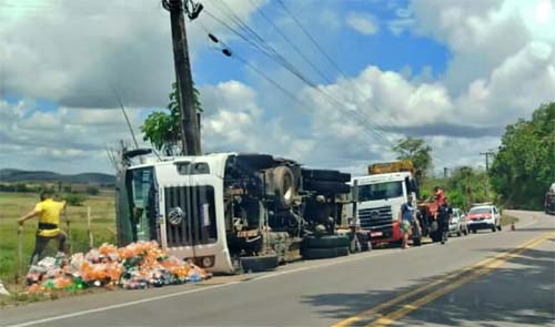 Acidente na BR-316 deixa carreta de refrigerantes capotada em Satuba