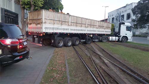 Carreta com seis toneladas de maconha interrompe circulação do VLT ao ser levada para a PF no Rio