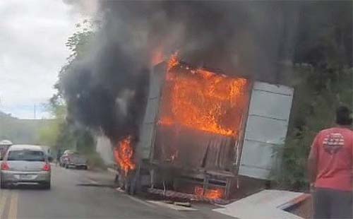 Carreta pega fogo em Joaquim Gomes