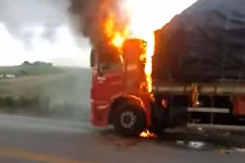 Carreta pega fogo em trecho da BR-104, em São José da Laje