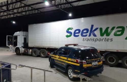 Carreta que transportava cosméticos e foi roubada é recuperada em rodovia alagoana