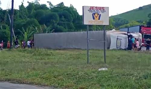 Dois suspeitos de saquear carga de carreta tombada em Flexeiras são presos; agressor do caminhoneiro segue foragido