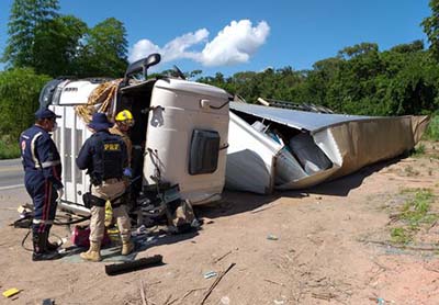 Tombamento de carreta deixa vítima em estado grave