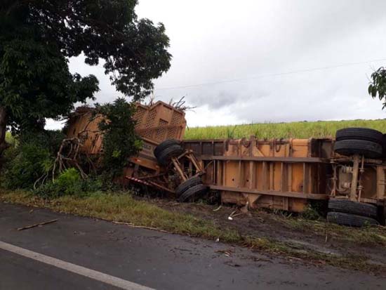 Após tombamento de carreta, PRF registra dois engavetamentos de curiosos na BR-316