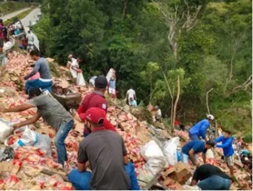 Carreta carregada de bolachas tomba na BR-101 e carga é saqueada