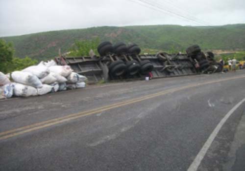 Carreta carregada com artigos de confecções tomba em rodovia na cidade de Piranhas 