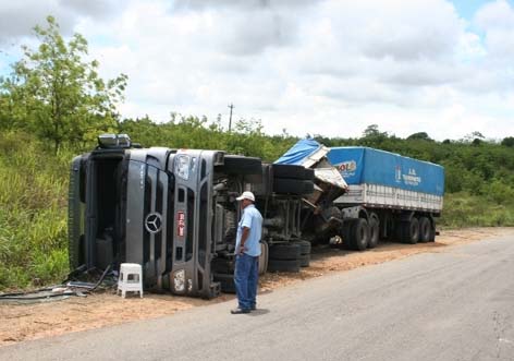 Carreta com carga de adubo tomba próximo à Usina Paisa