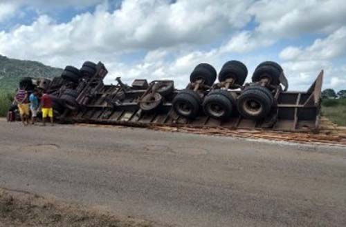 Condutor perde o controle e carreta carregada de madeira tomba na AL-220