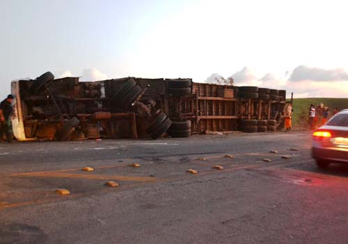 Carregada de Produtos de Limpeza, carreta tomba na BR 101 e carga é levada por populares