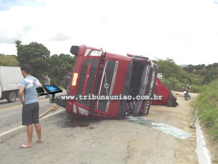 Carreta carregada de bebidas vira no acesso a União dos Palmares