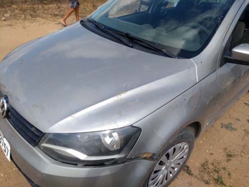 Carro abandonado com marcas de sangue e tiros é encontrado em Delmiro Gouveia