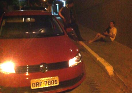 Veículo é abandonado em frente à casa de advogado; proprietário estava no porta-malas 