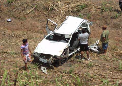 Capotamento na BR-104 em União dos Palmares deixa 3 feridos