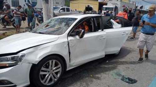 População ateia fogo em veículo após acidente com dois mortos;